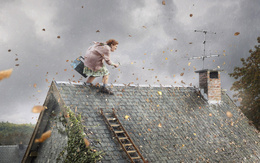 3d обои Бабулька телевизионный мастер пробирается по крыше сквозь ветер и ливень  старики