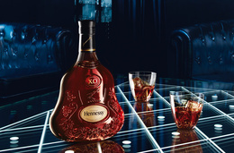 3d обои Cognac Hennessy / Коньяк Хеннесси разлитый по рюмкам  реклама