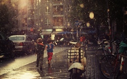 3d обои Грибной дождь на улице европейского города, дети бегут по мокрой мостовой, вокруг стоят велосипеды и мотороллер  мотоциклы