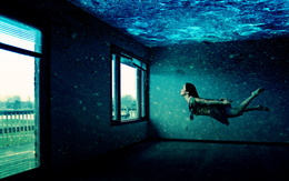 3d обои Комнату затопило водой, девушка хочет выплыть через окна  подводные