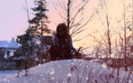 3d обои Красивая девушка на снежном холме  зима