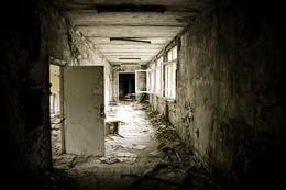 3d обои Коридор в заброшенном здание в городе Припять недалеко от Чернобыля (ЧАЭС), с отслоившейся штукатуркой и открытыми окнами  интерьер