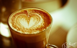 3d обои Кофе с пенкой в виде сердца в прозрачной чашке  сердечки