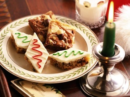 3d обои Праздничные печеньки и зеленая свеча на столе  огонь
