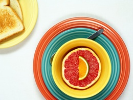 3d обои Кусочки лайма и грейпфрута в трех разноцветных тарелках  позитив