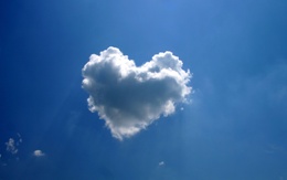 3d обои Ярко-голубое небо с облаком в виде сердца  сердечки