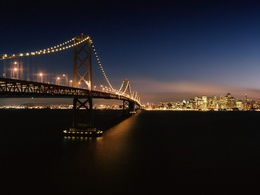 3d обои США, Сан-Франциско, Мост через залив / USA, San Francisco, Oakland Bay Bridge - Мост, тянущийся к городу, ярко освещенному вечерними огнями,  город