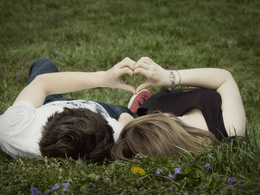 3d обои Парень и девушка лежат на траве. Из рук сделали сердечко  любовь
