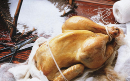 3d обои Процесс приготовления курицы для запекания в духовке, рядом с птицей лежат ножницы, кисточка, нитки и рассыпана соль.  1280х800