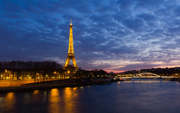 3d обои Вечерний  Париж,Эйфелевая башня ,река  мосты