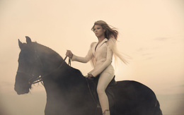 3d обои Бейонсе в белом костюме сидит верхом на чёрной лошади  музыка