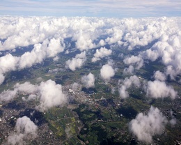 3d обои Вид из иллюминатора самолёта, сквзь редкие облака панорама земли  небо