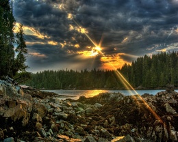 3d обои Проблеск солнца в хмурых облаках над каменистым берегом у озера  лес